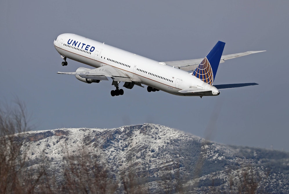 Vorfall auf einem Flug von United Airlines: Ein 33-jähriger Mann wird von Passagieren und Besatzungsmitgliedern überwältigt. (Archivbild)