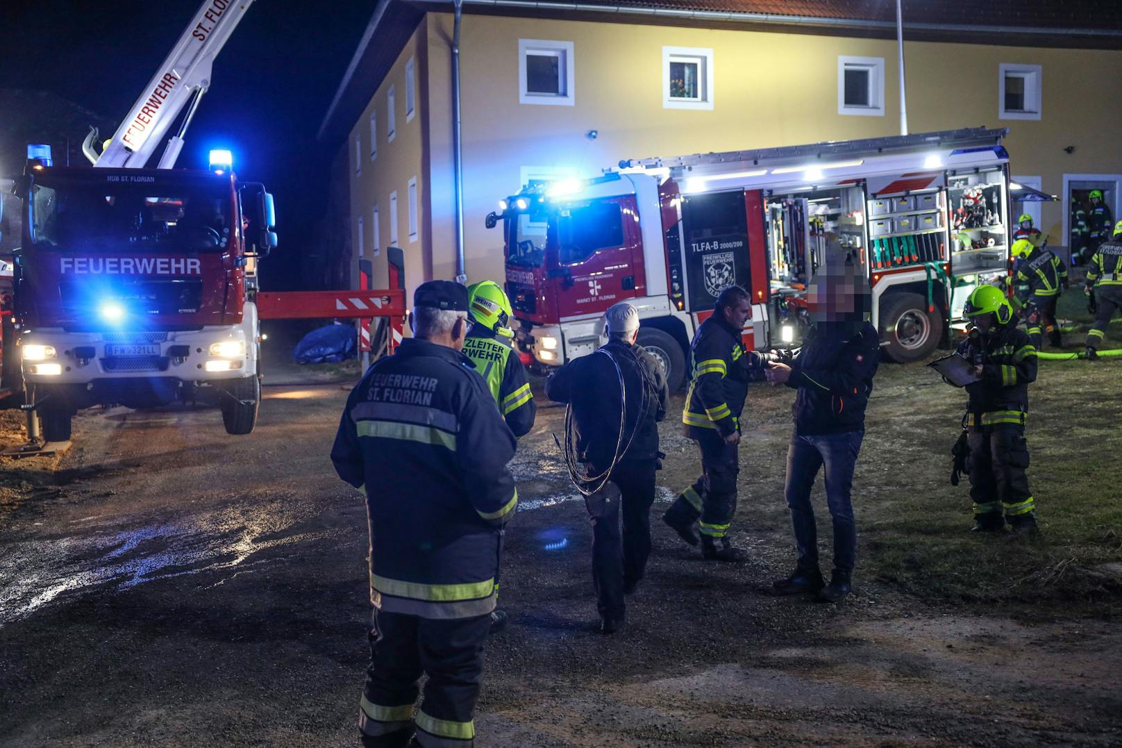 Drei Feuerwehren standen am späten Montagabend bei einem ausgedehntem Kaminbrand in einem Wohngebäude in St. Florian (Bezirk Linz-Land) im Einsatz.