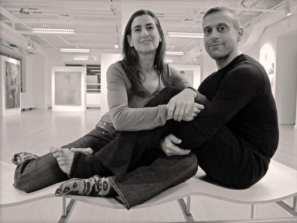 Joseph DeRuvo Jr. mit seiner Frau (Bild). Natürlich barfuß.