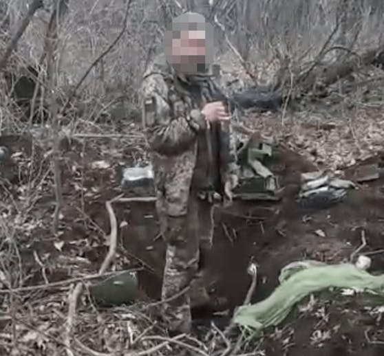 Auf dem Video ist ein Mann in ukrainischer Uniform zu sehen, der "Ruhm der Ukraine" ruft und dann mutmaßlich mit mehreren Schüssen getötet wird.