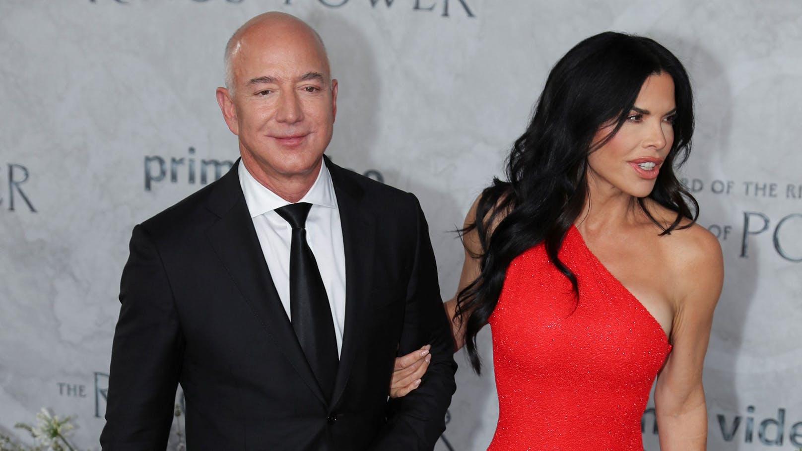 Jeff Bezos and Lauren Sanchez können bald mit ihrer neuen Superjacht auslaufen.