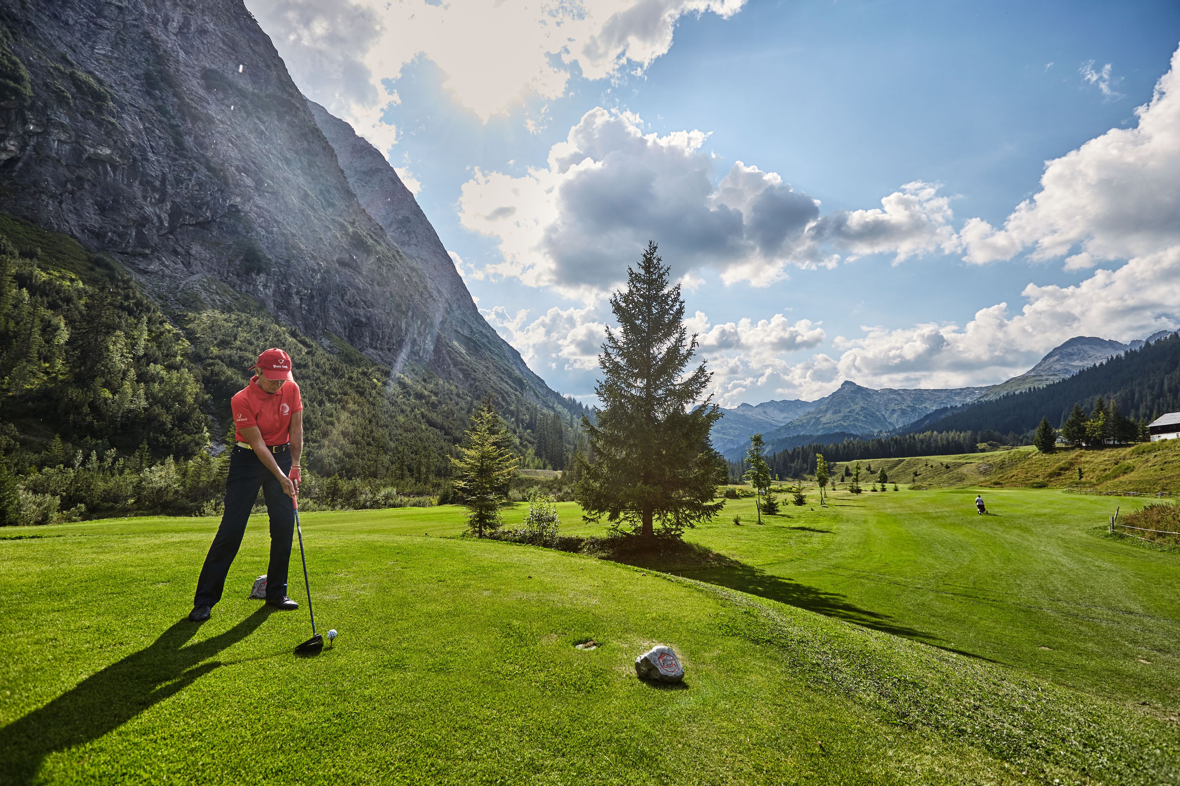 Am Lecher Golfplatz schlägt man umringt von Bergen ab. (c) Post Lech