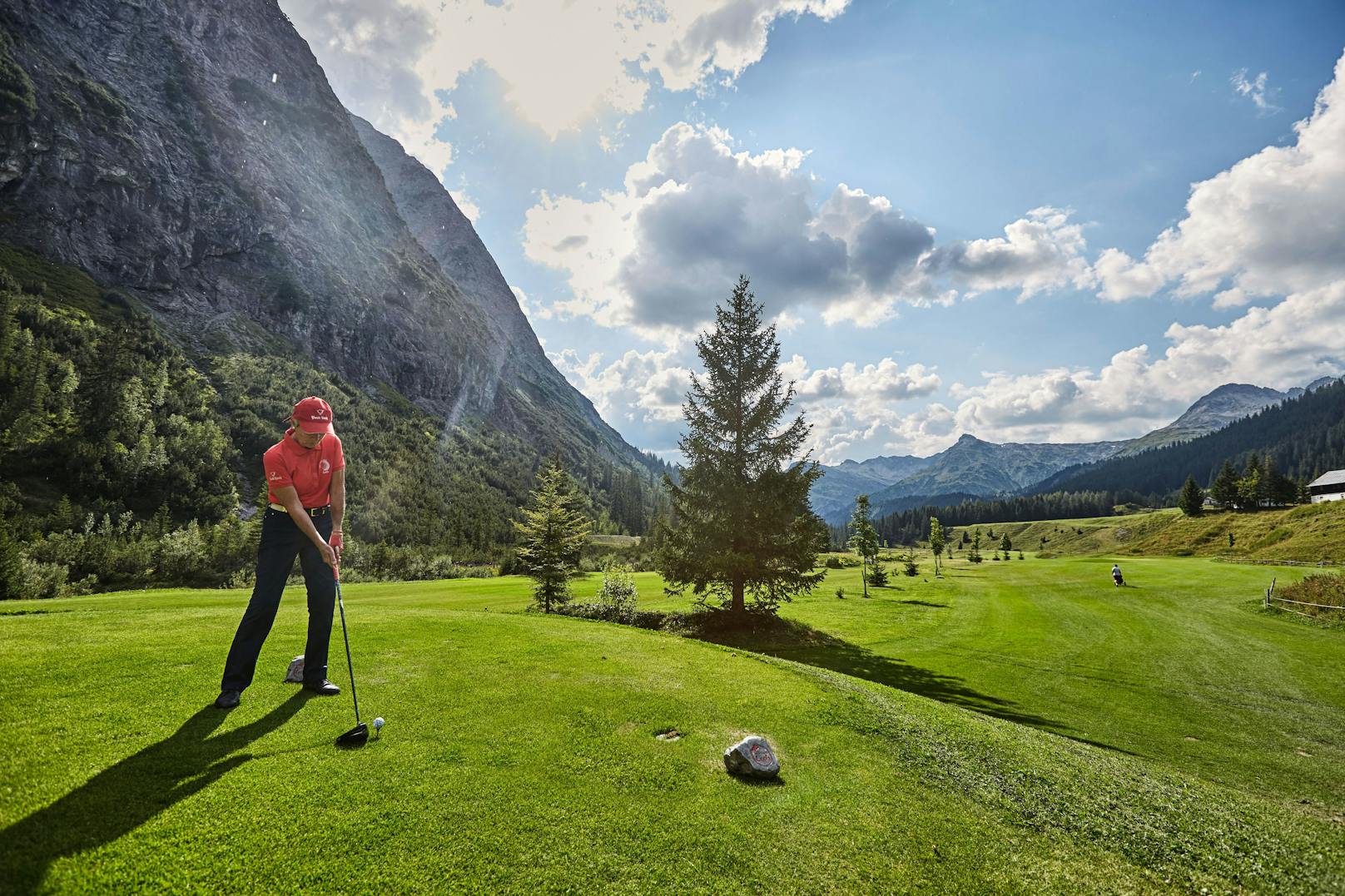 Am Lecher Golfplatz schlägt man umringt von Bergen ab.