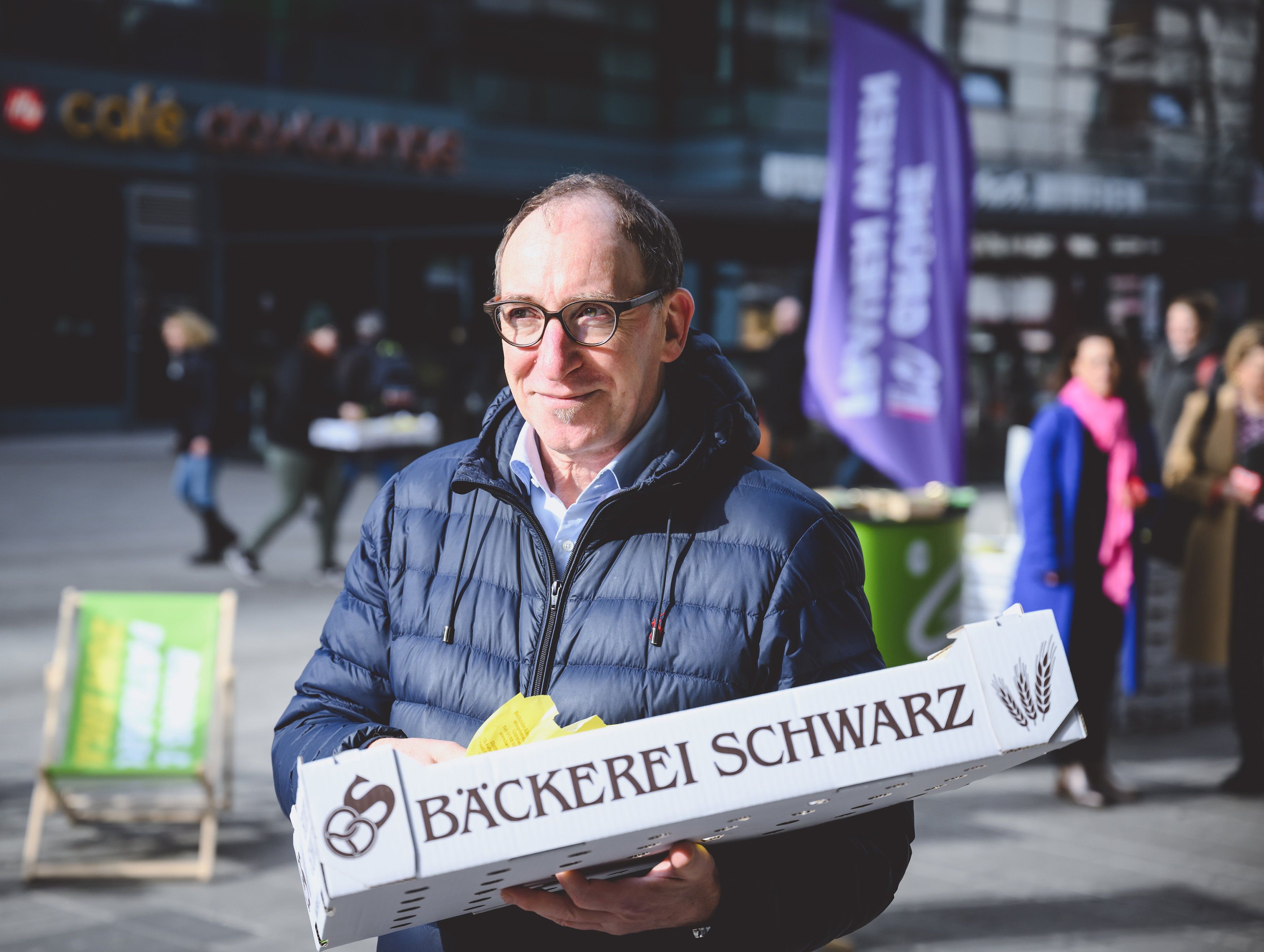 Johannes Rauch verteilte am Bahnhof Wien-Mitte Gebäck für Frauen.