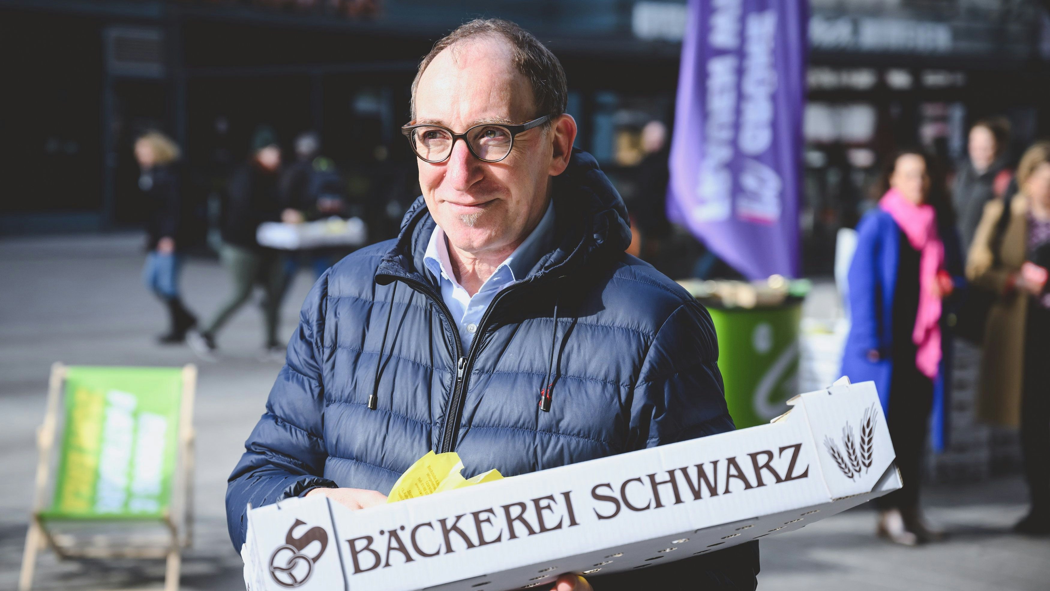 Johannes Rauch verteilte am Bahnhof Wien-Mitte Gebäck für Frauen.