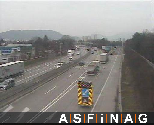 Der erste Fahrstreifen auf der Zufahrt zum Südportal des Plabutschtunnels bleibt gesperrt. Im Bild das Warnschild der Asfinag vor Ort.