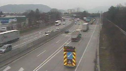 Der erste Fahrstreifen auf der Zufahrt zum Südportal des Plabutschtunnels bleibt gesperrt. Im Bild das Warnschild der Asfinag vor Ort.