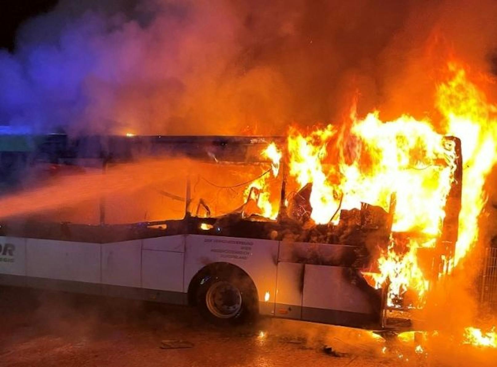 Linienbus ging in NÖ in Flammen auf