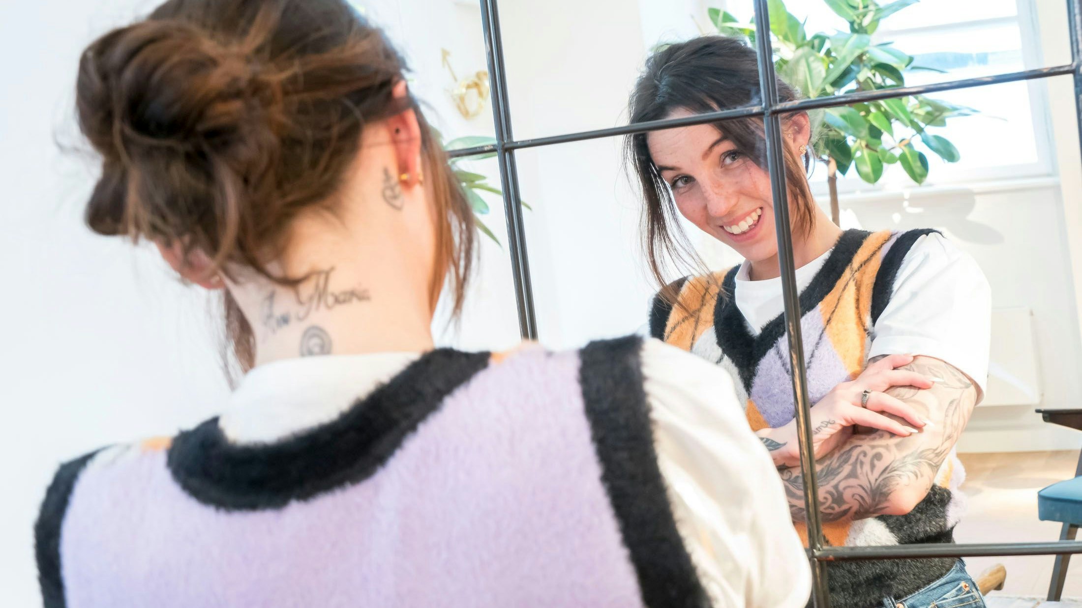 ramona vom ruby hotel in der postgasse 8b mit ihrem ave maria tattoo, vom hotel bezahlt, 20230307 foto: helmut graf/tageszeitung heute