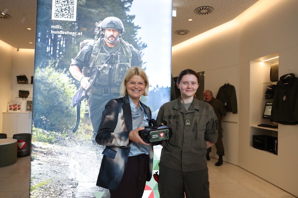 Verteidigungsministerin Klaudia Tanner (ÖVP) im Bundesheer-Shop auf der Wiener Mariahilferstraße.