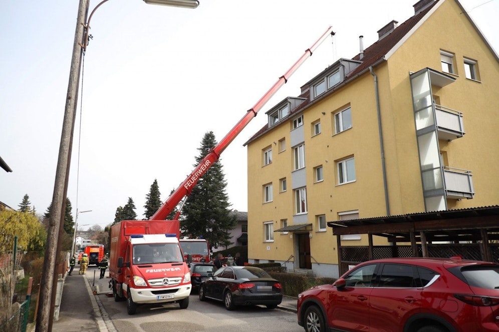 Das Feuer brach im zweiten Stock eines Mehrparteienhauses aus. Zwei Bewohner mussten aus den Flammen gerettet werden.