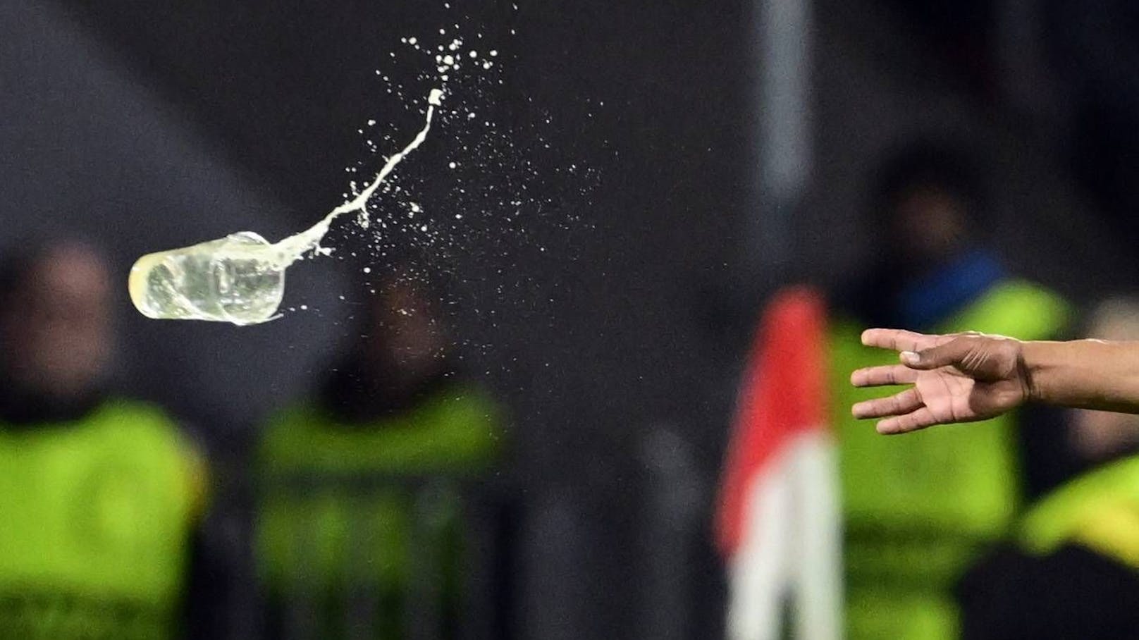 Becher im Stadion, Schwarz-Weiße Dosen im Shop – so trinken Fans bei Juve ab April ihr Bier.