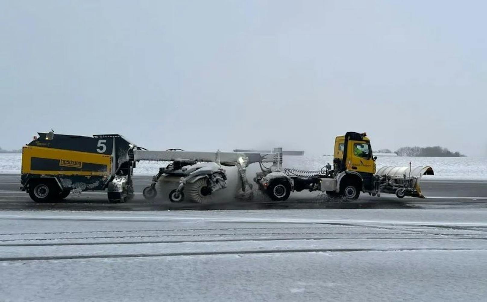 Über 20 Flüge wurden am Flughafen in Bristol wegen des Schnees gestrichen.