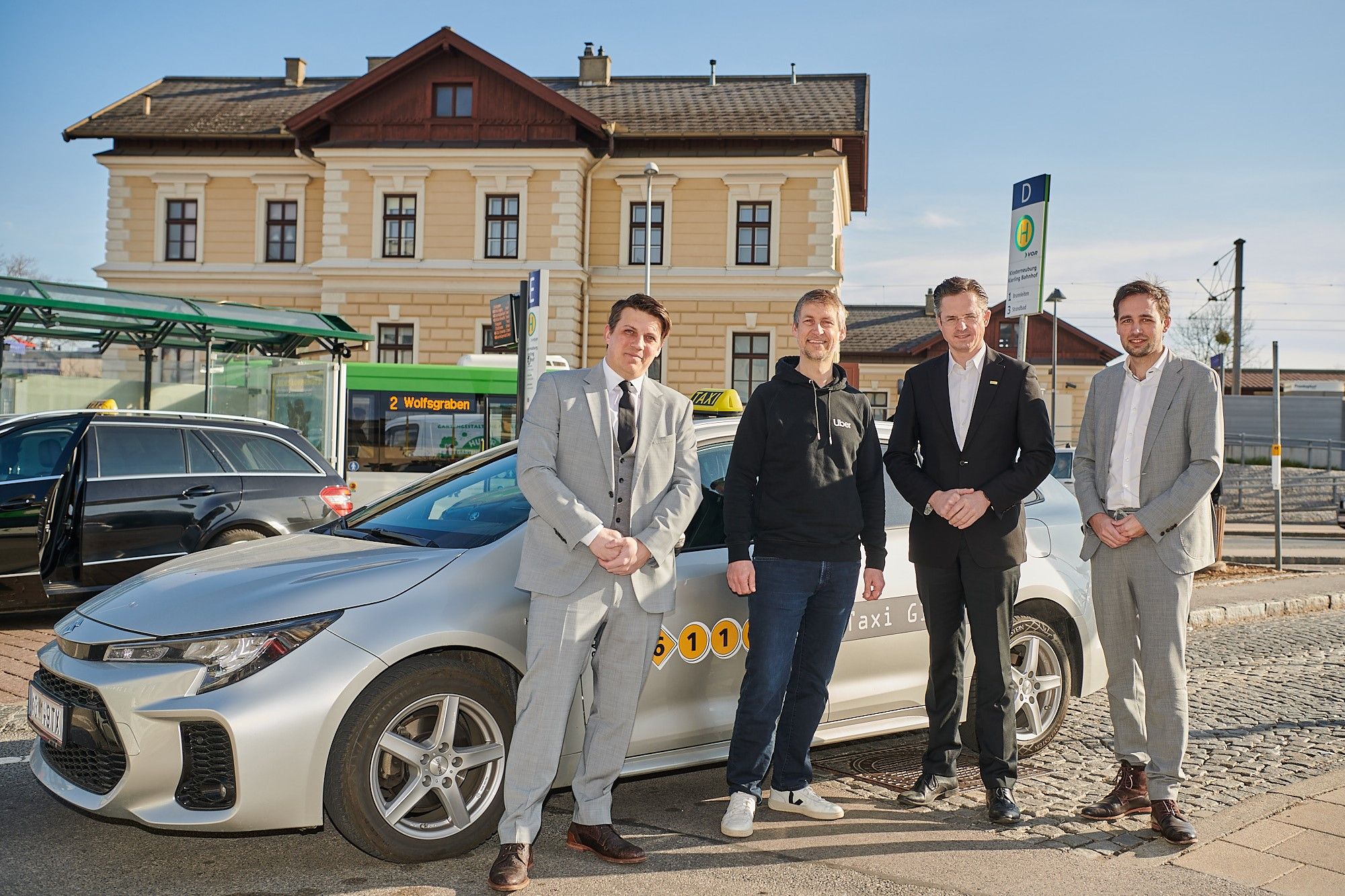 Alexander Glück, Geschäftsführer Taxi Glück, Martin Essl, General Manager Uber Österreich, Bürgermeister Stefan Schmuckenschlager und Gemeinderat Johannes Kehrer 
