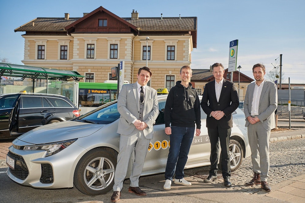 Alexander Glück, Geschäftsführer Taxi Glück, Martin Essl, General Manager Uber Österreich, Bürgermeister Stefan Schmuckenschlager und Gemeinderat Johannes Kehrer 
