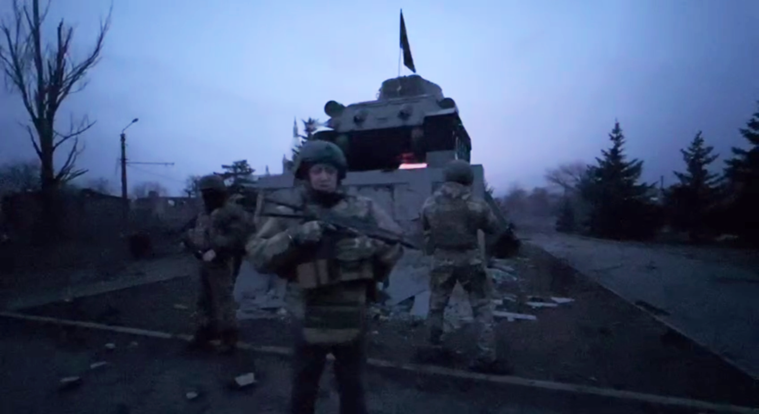 Jewgeni Prigoschin posiert am 8. März 2023 für eine Videobotschaft vor dem Zweiter-Weltkriegs-Denkmal im Osten der Stadt Bachmut.