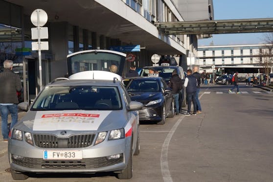 Die Finanzpolizei führte eine Schwerpunktkontrolle am Innsbrucker Flughafen durch.