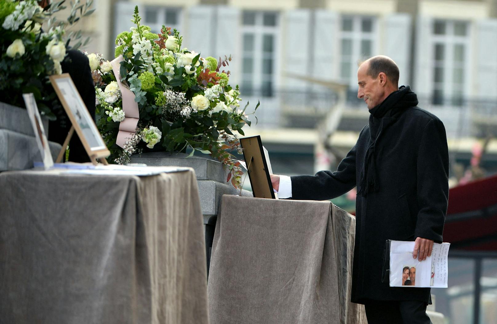 Der Witwer nahm berührend Abschied von seiner ermordeten Frau.