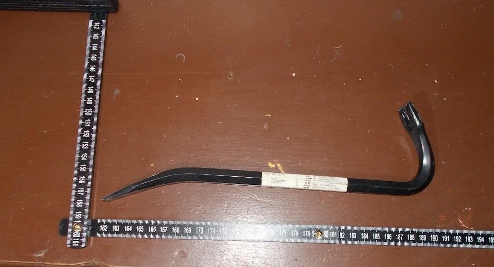 Mit diesem Brecheisen in der Hand wurde der 40-Jährige von der Polizei geschnappt.