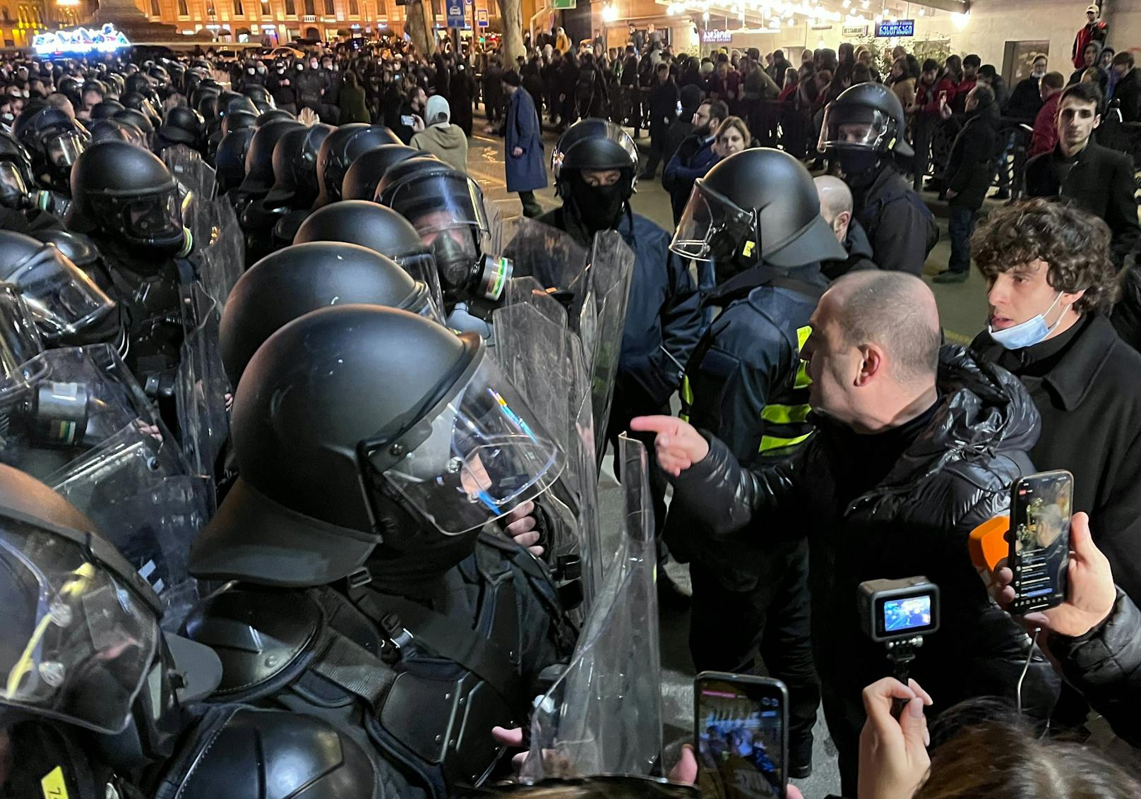 Massenproteste gegen umstrittenes Gesetz in Georgien