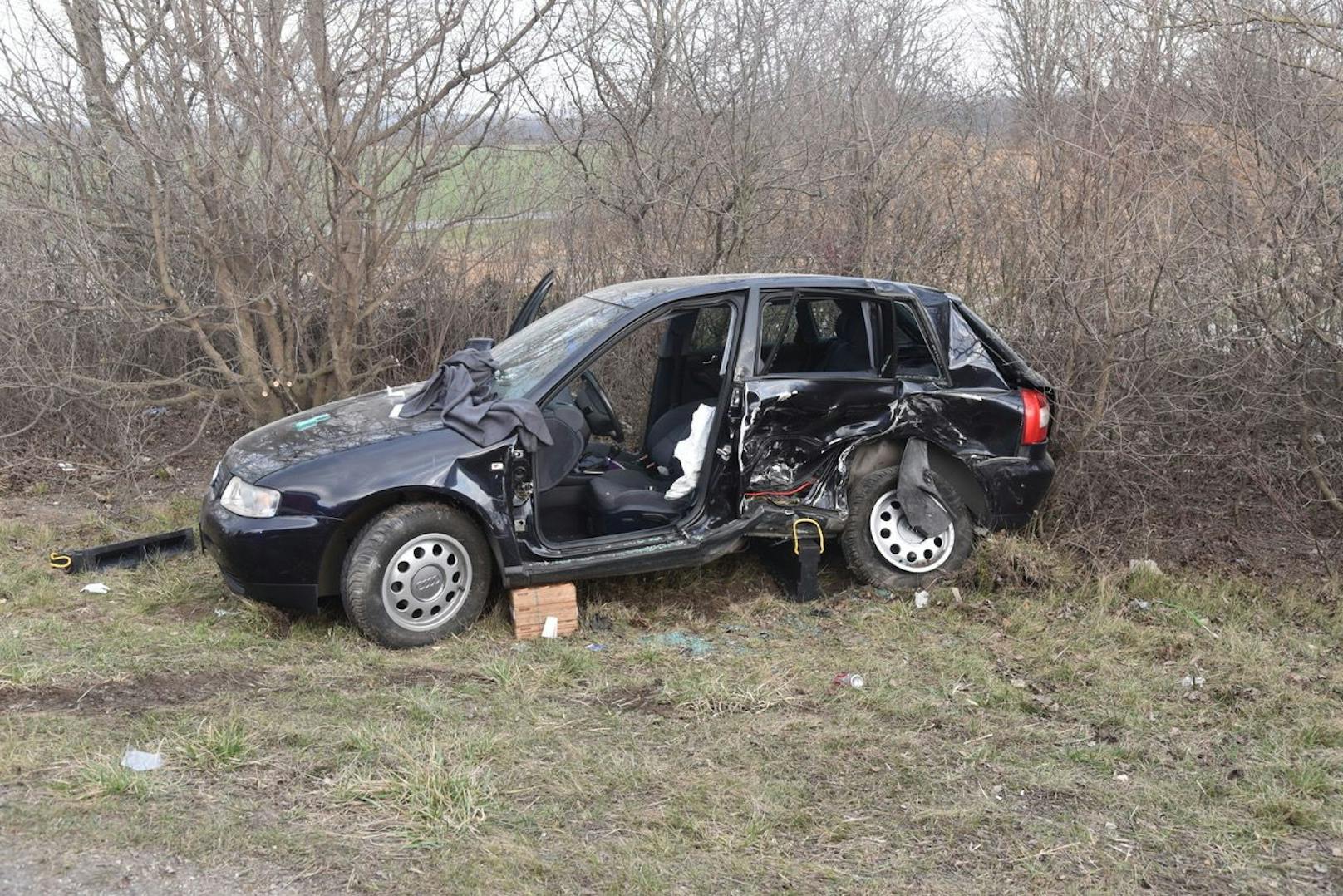 22-Jährige überholt Rettungswagen und kracht in Audi