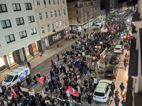 Die Demo zieht in den Abendstunden Richtung Innenstadt.