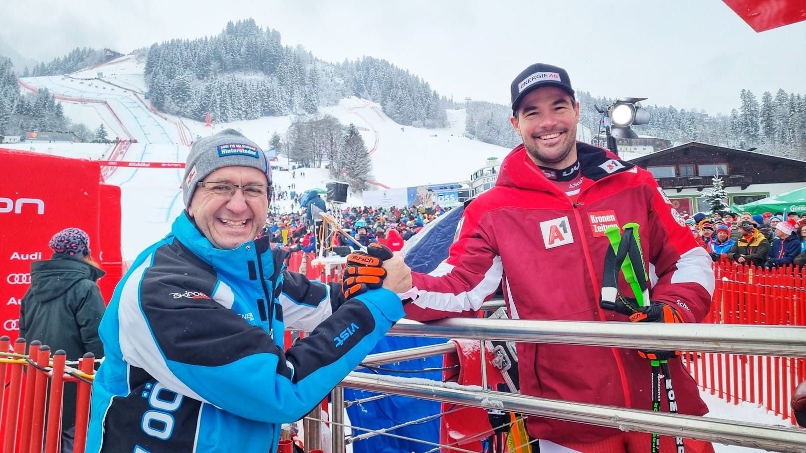 Der für Sport zuständige Landesrat Markus Achleitner (li.) mit Vincent Kriechmayr nach dessen Sieg in Kitzbühel. Achleitner will nächste Woche über die Zukunft des Skigebiets Kasberg sprechen.