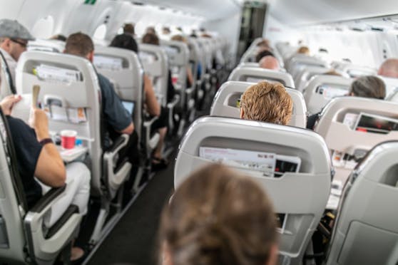 Das lange Sitzen und die Höhe, in der das Flugzeug sich bewegt, wirken auf deinen Körper ein.