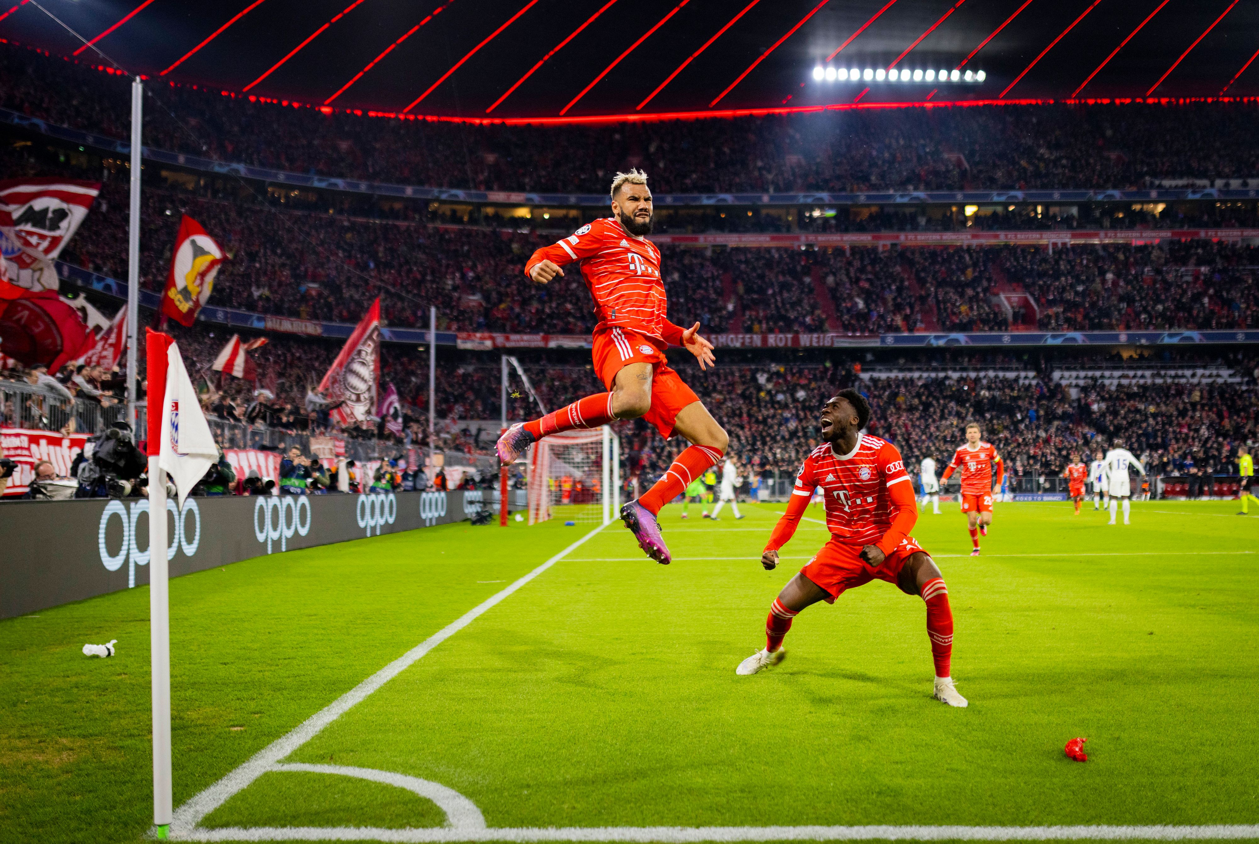 Bayern-Stürmer Eric Maxim Choupo-Moting bejubelt seinen Treffer. 