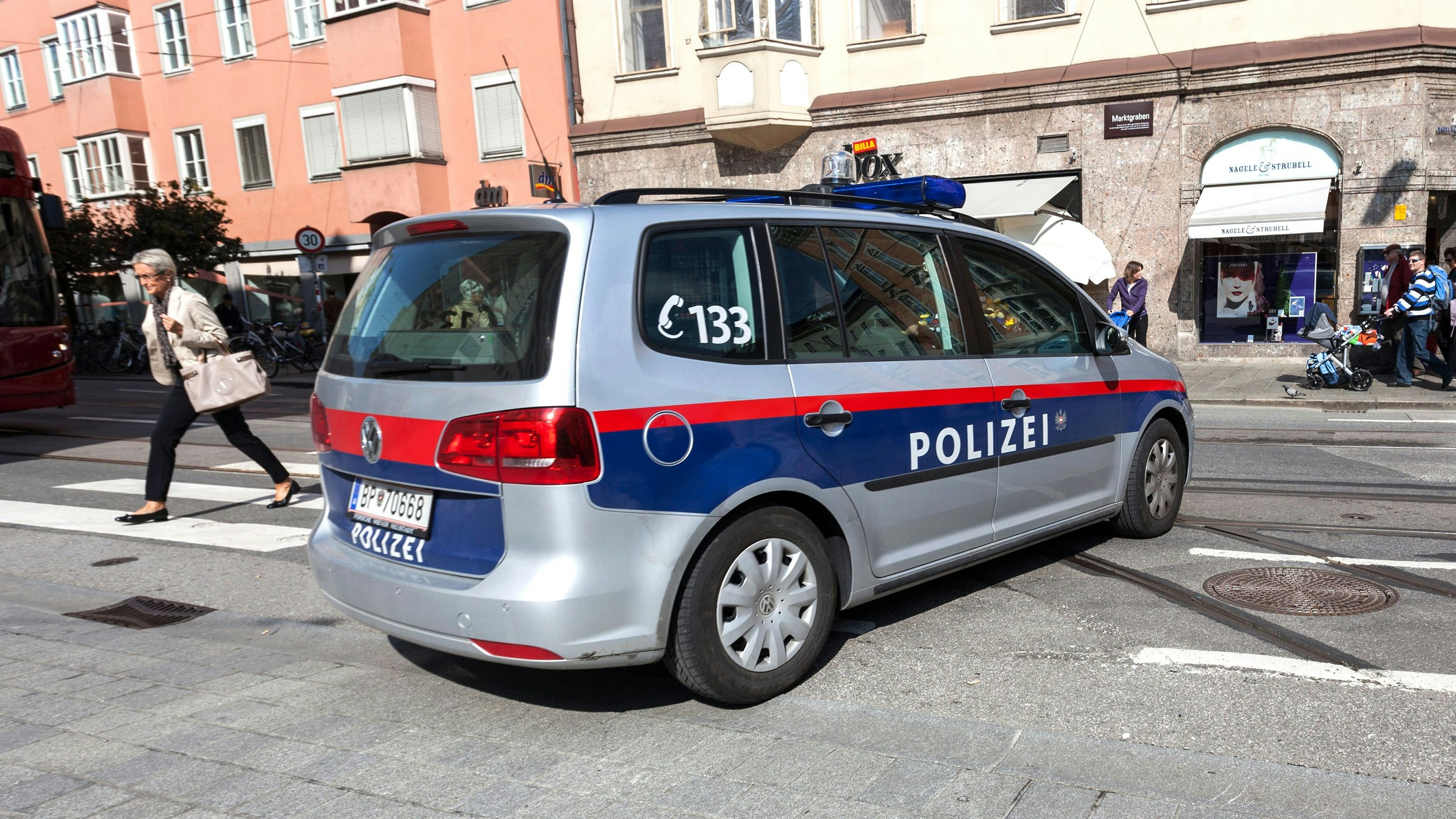 Die Innsbrucker Polizei musste am Mittwoch (08.03.2023) wegen eines Raubes ausrücken. Symbolbild. 