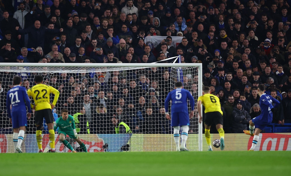 Kai Havertz versenkt den Elfmeter gegen Borussia Dortmund. 