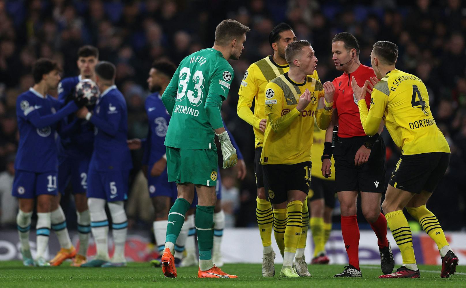 Dortmund scheitert nach einer umstrittenen Entscheidung von Referee Danny Makkelie.