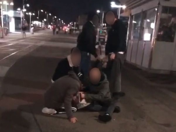 Rund ein dutzend Männer schlugen aufeinander ein.