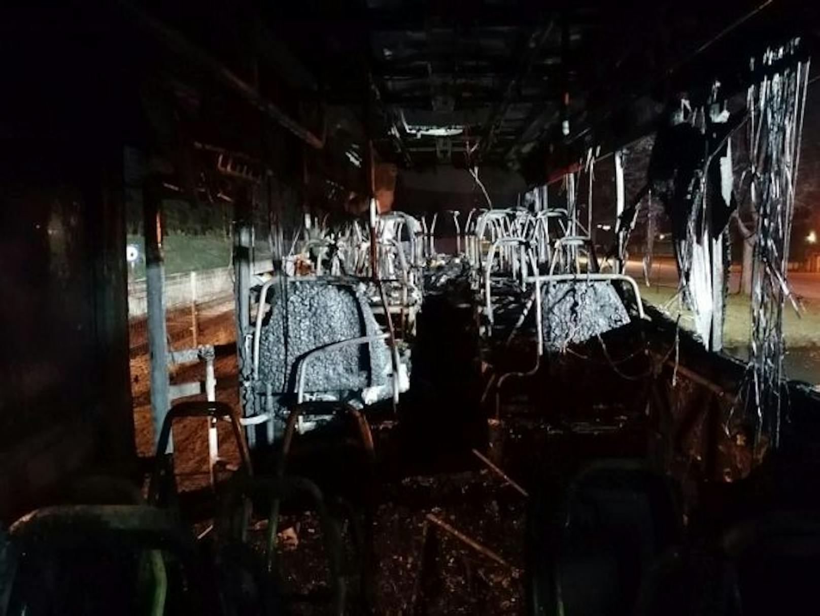 Zwei Drittel des Busses brannten komplett aus.