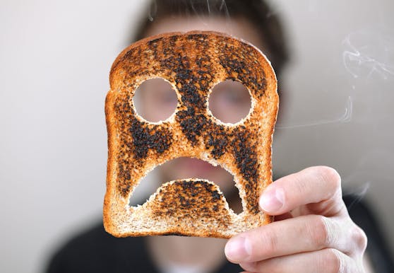 Kann man den verbrannten Toast noch essen? Wir verraten es dir.