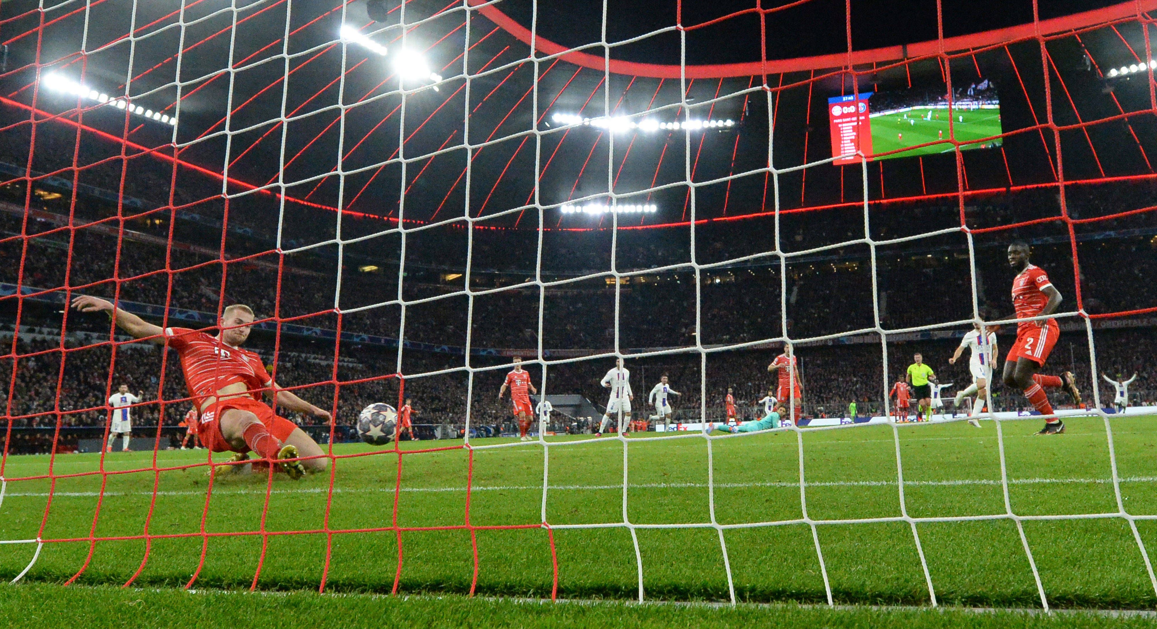 Matthijs de Ligt grätscht den Ball von der Linie. 