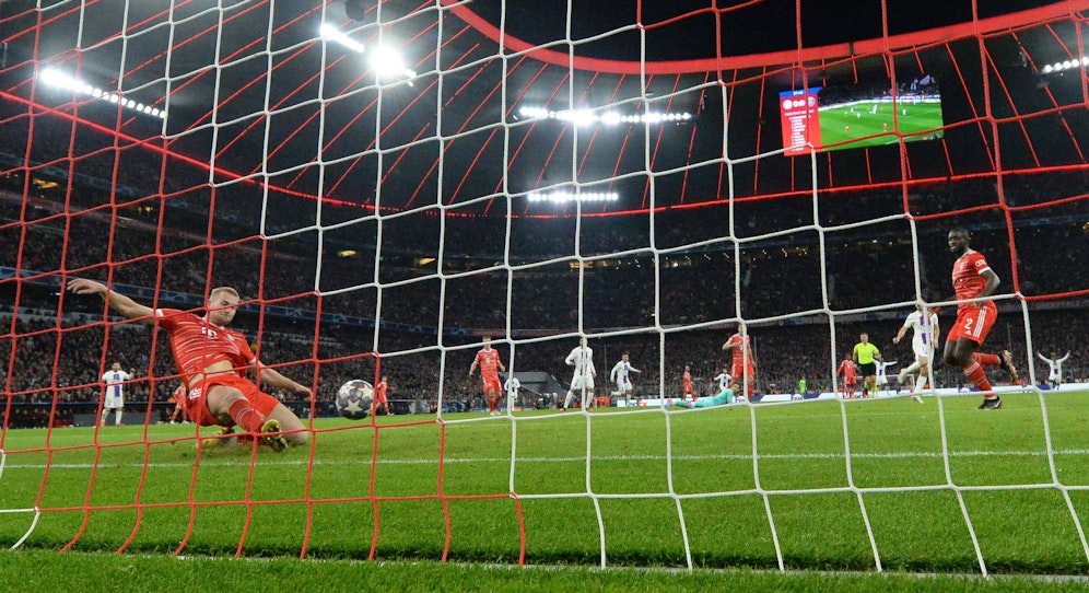 Matthijs de Ligt grätscht den Ball von der Linie. 