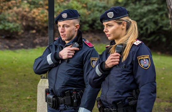 Polizistin Magdalena und Polizist Philipp üben in Salzburg ihren Traumjob aus.