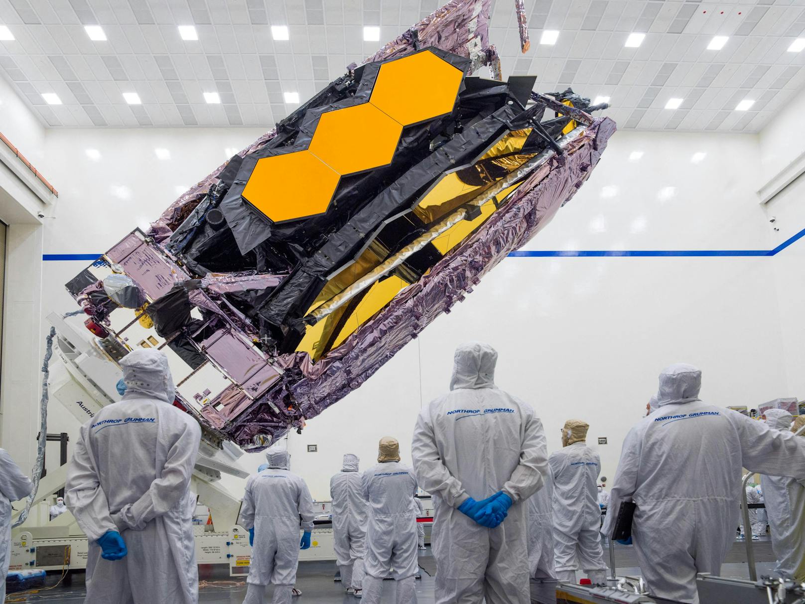 Das von den USA, Kanada und der europäischen Raumfahrtbehörde ESA gebaute James-Webb-Teleskop war Ende 2021 von Französisch-Guayana gestartet und späht seit dem vergangenen Sommer in 1,6 Millionen Kilometern Entfernung von der Erde in die Tiefen des Alls.