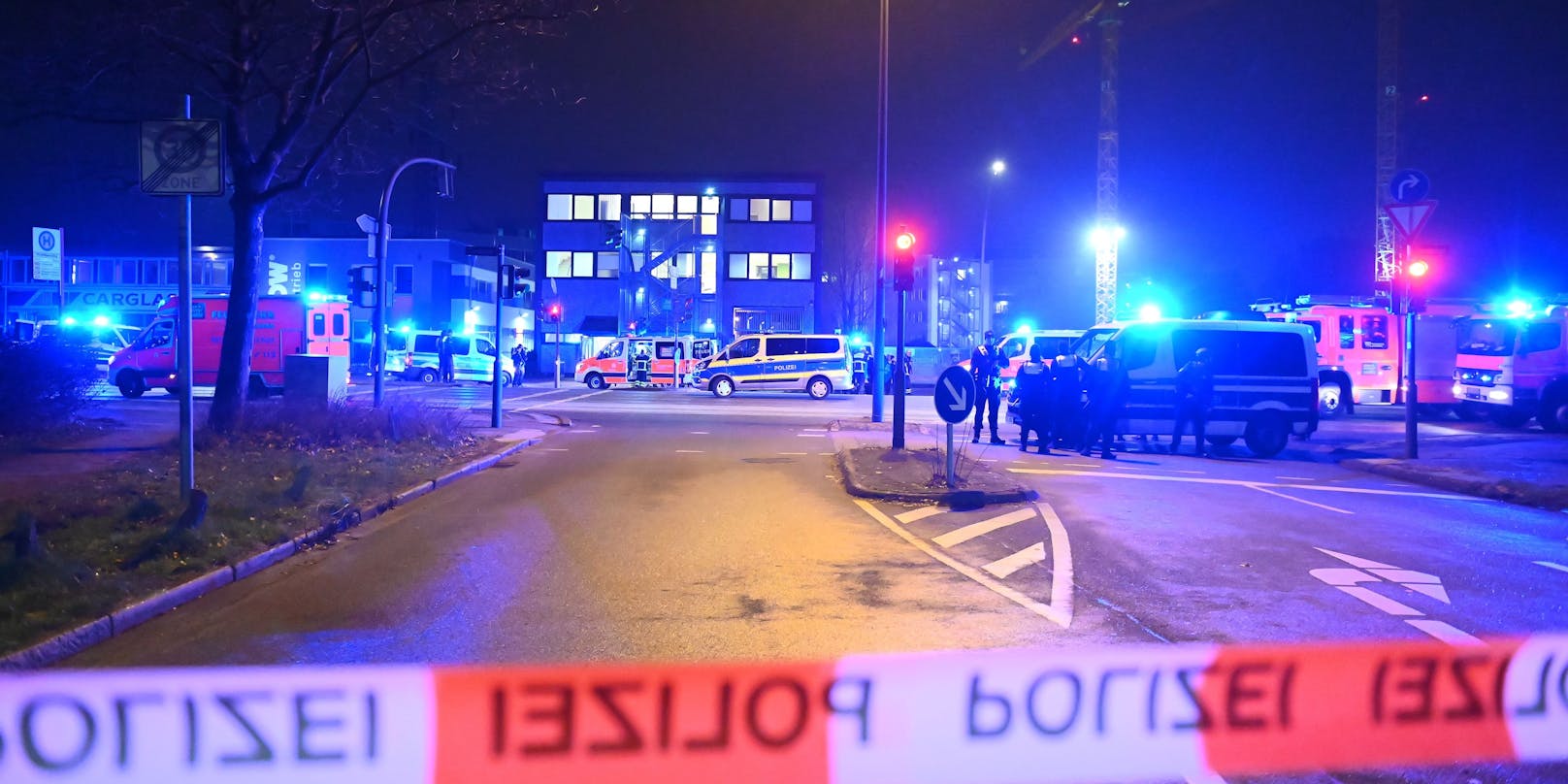 Mehrere Menschen sollen bei Schüssen in einer Hamburger Kirche getötet worden sein.