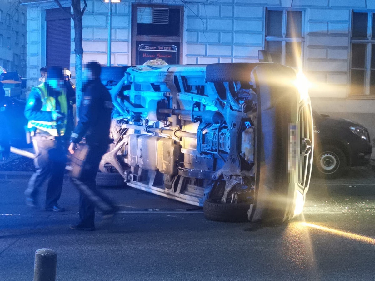 Heftiger Crash in Wien-Ottakring – Lenker eingeklemmt