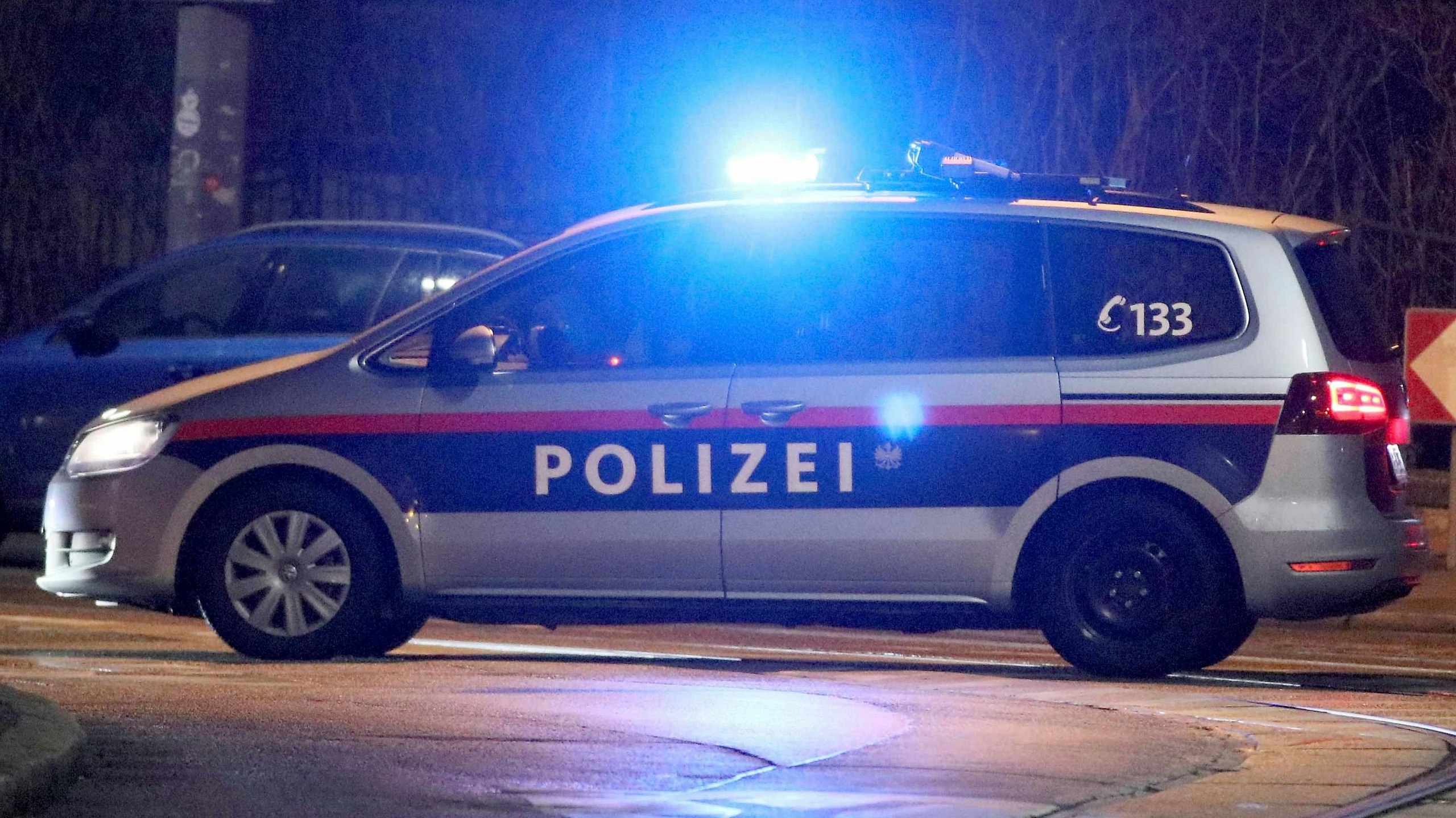 Download von www.picturedesk.com am 09.03.2023 (11:46).  A police car blocks a street in front of the Iranian ambassador's residence after an attack in Vienna, Austria, Monday, March 12, 2018. Police say an Austrian attacker was shot and killed by the guard he wounded outside the residence. (AP Photo/Ronald Zak) - 20180312_PD0368 - Rechteinfo: Rights Managed (RM)