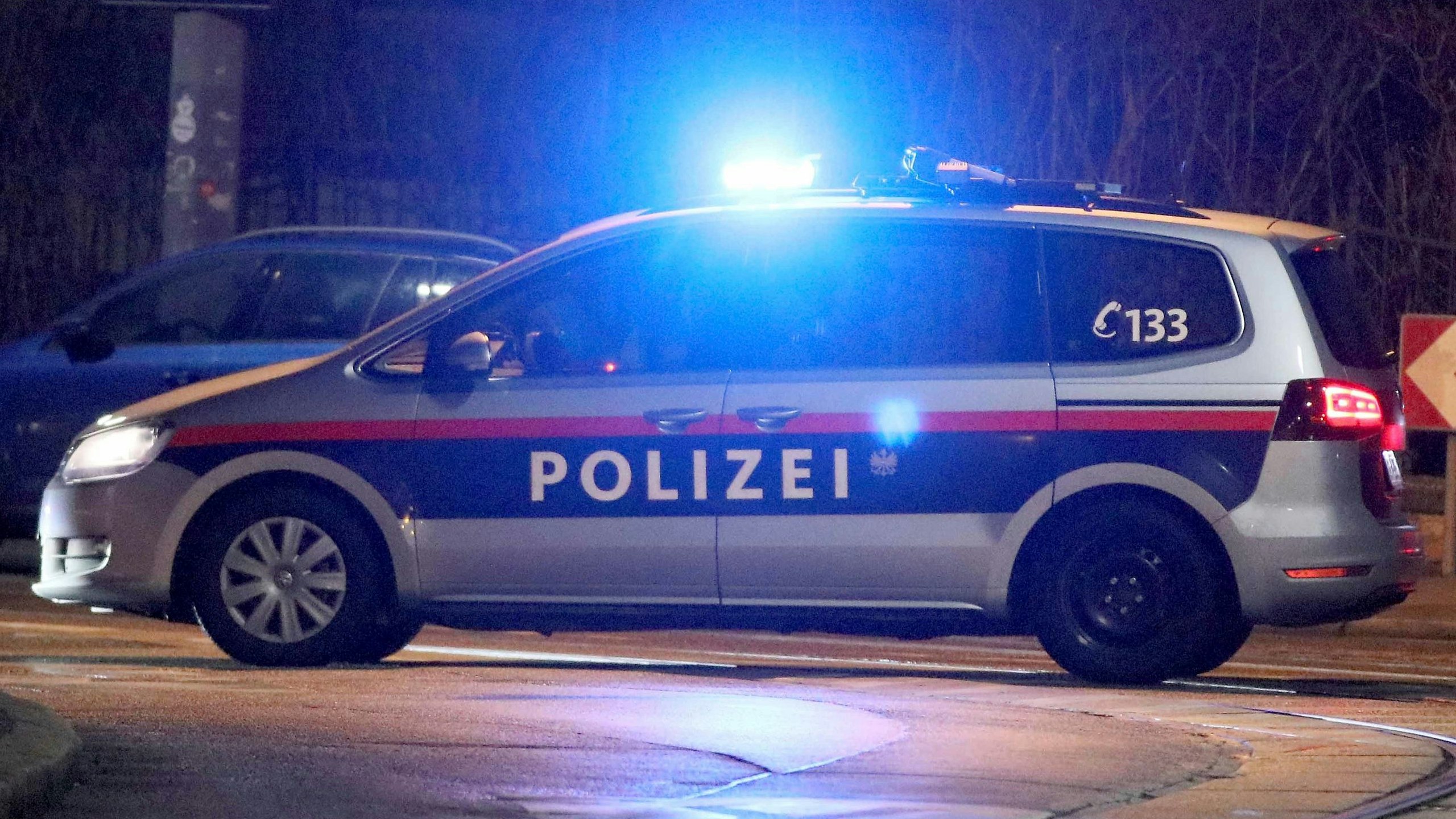 Download von www.picturedesk.com am 09.03.2023 (11:46).  A police car blocks a street in front of the Iranian ambassador's residence after an attack in Vienna, Austria, Monday, March 12, 2018. Police say an Austrian attacker was shot and killed by the guard he wounded outside the residence. (AP Photo/Ronald Zak) - 20180312_PD0368 - Rechteinfo: Rights Managed (RM)