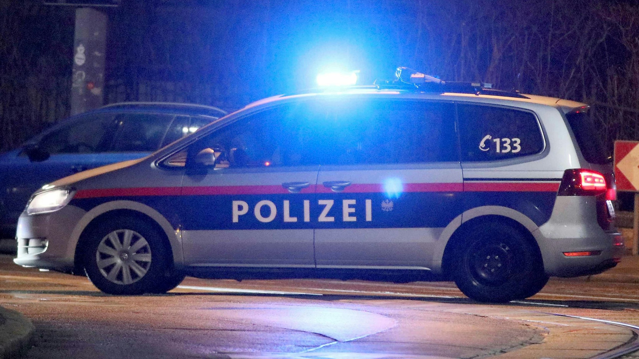 Download von www.picturedesk.com am 09.03.2023 (11:46).  A police car blocks a street in front of the Iranian ambassador's residence after an attack in Vienna, Austria, Monday, March 12, 2018. Police say an Austrian attacker was shot and killed by the guard he wounded outside the residence. (AP Photo/Ronald Zak) - 20180312_PD0368 - Rechteinfo: Rights Managed (RM)