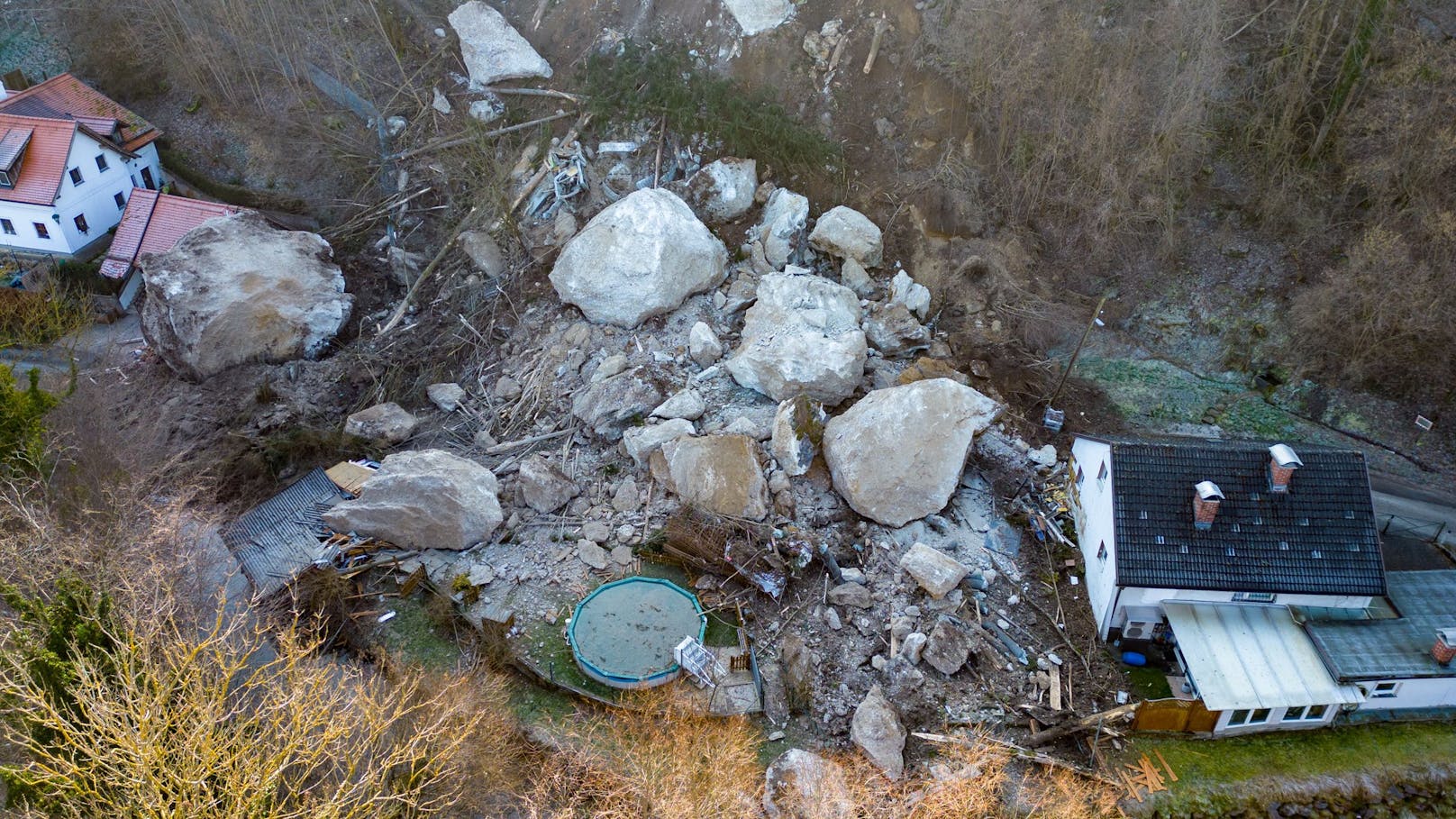 Nach tödlichem Fels-Sturz verlieren 2 Familien ihr Haus