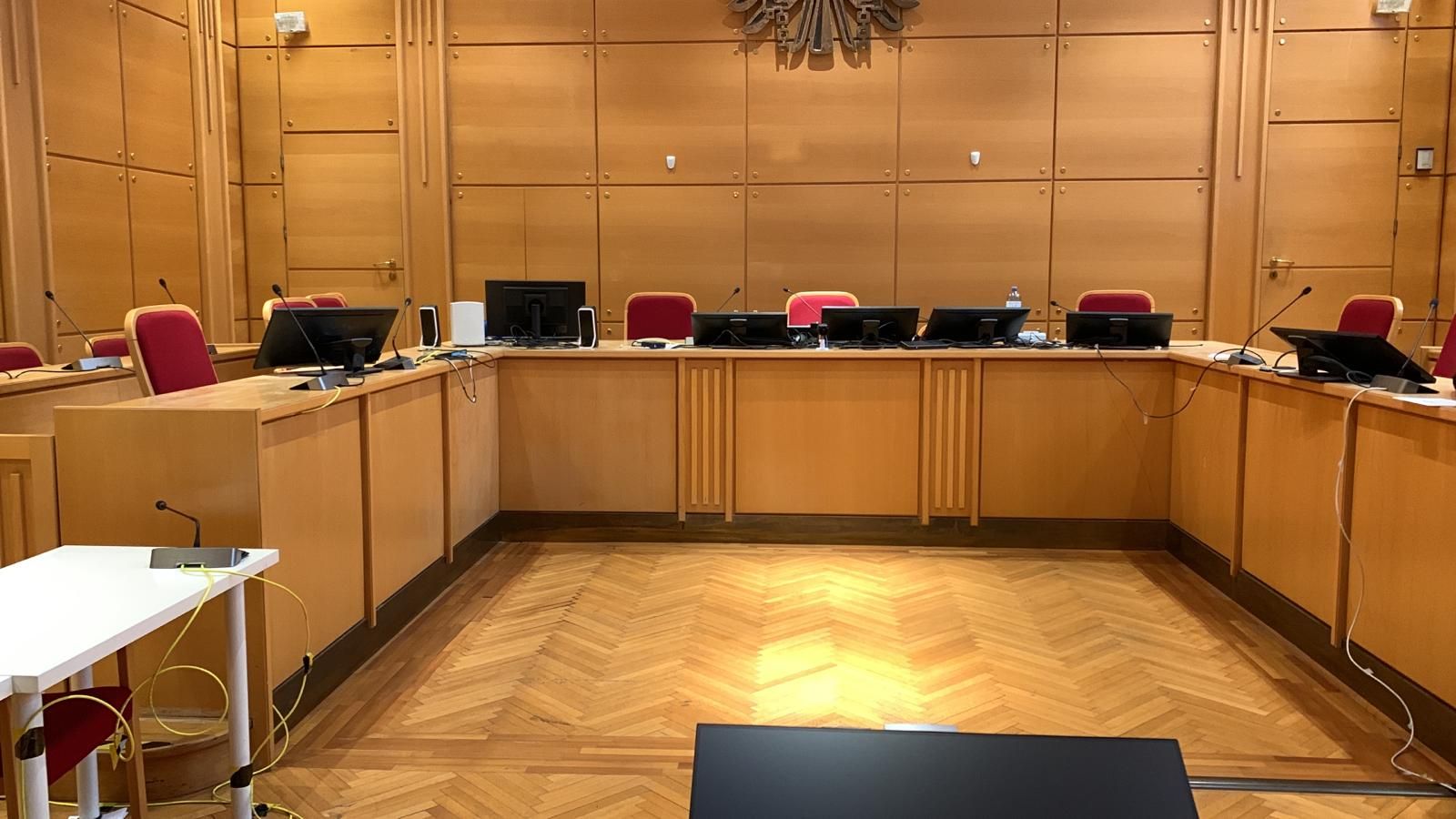 Die Angeklagte (15) brach unter dem Druck der Befragung im Gerichtssaal in Tränen aus.