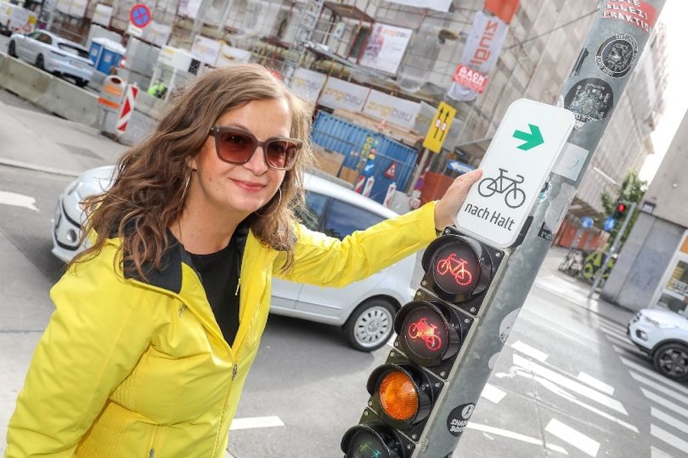 Die neuen Schilder kennzeichnen die Kreuzungen, an denen Radfahrer bei Rot abbiegen dürfen.&nbsp;