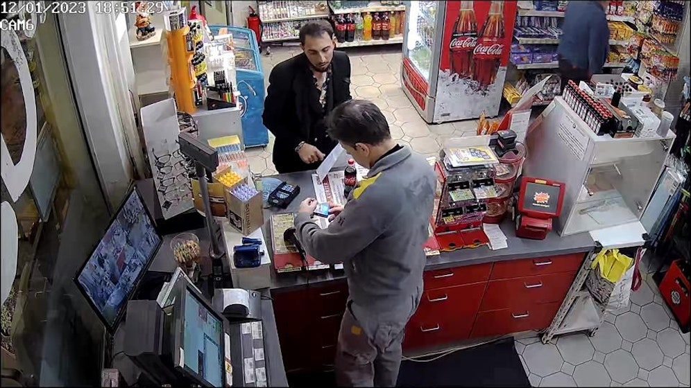 Der Verdächtige wurde in einem Tankstellenshop gefilmt, soll sechs Opfer bestohlen haben.&nbsp;