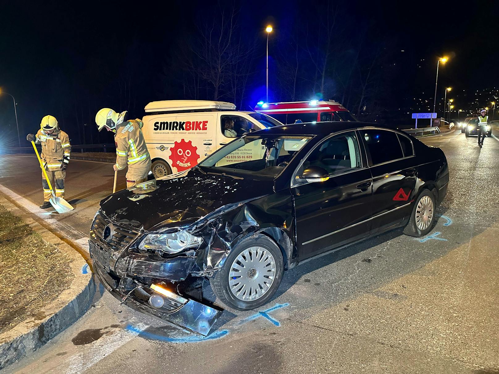 Rettungseinsatz am Mittwoch in Tirol! An einer Kreuzung in Schwaz kollidierten zwei junge Autofahrer – beide wurden bei dem Unfall verletzt.