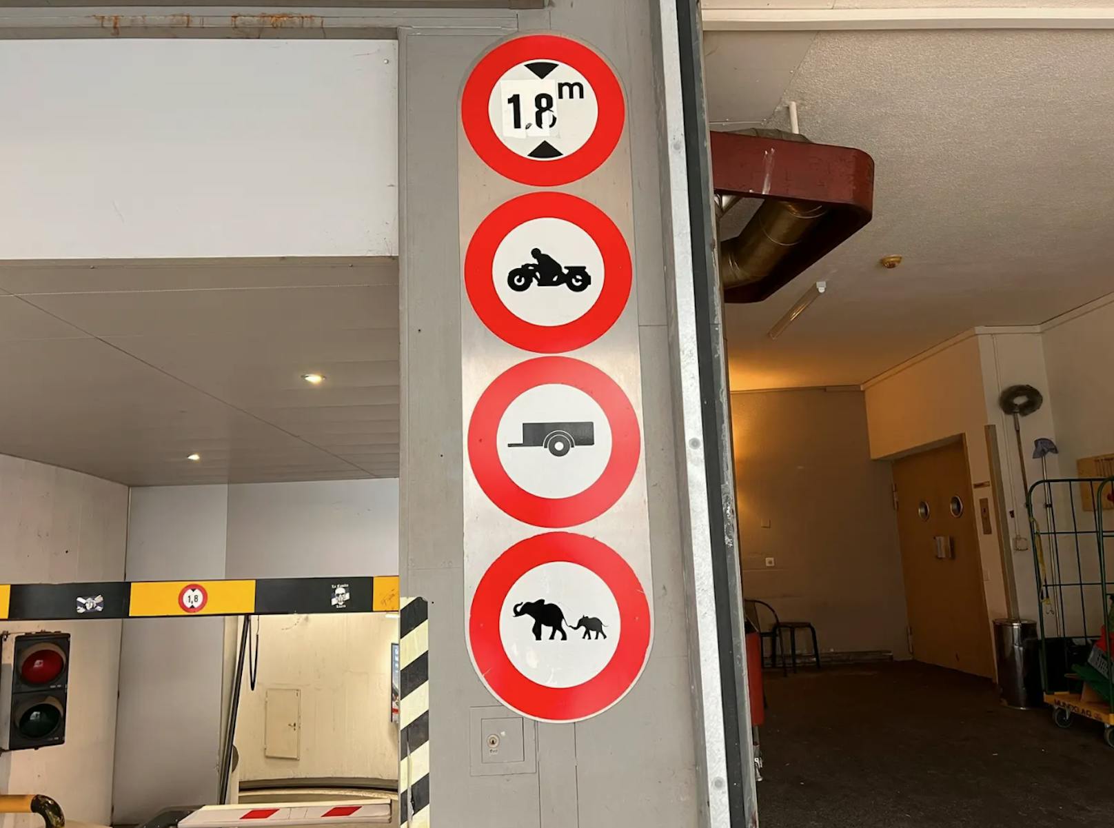 Normalerweise sind bei einer Parkhauseinfahrt die maximale Höhe und weitere Verbote wie Anhängerverbot aufgeführt. Hier im Flora Parkhaus Luzern ist aber etwas ganz Spezielles nicht erlaubt: Elefanten.